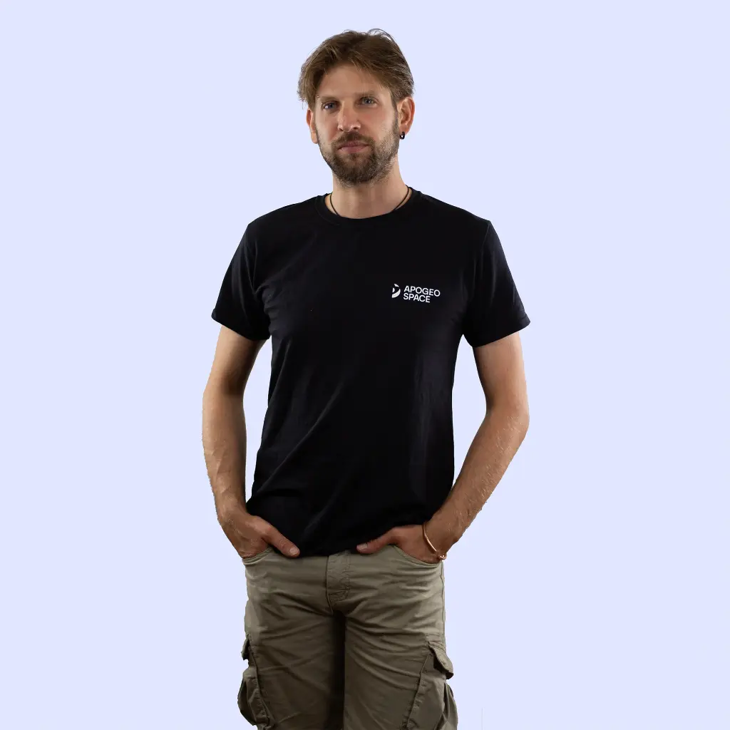 t-shirt_black_man_optimized.webp